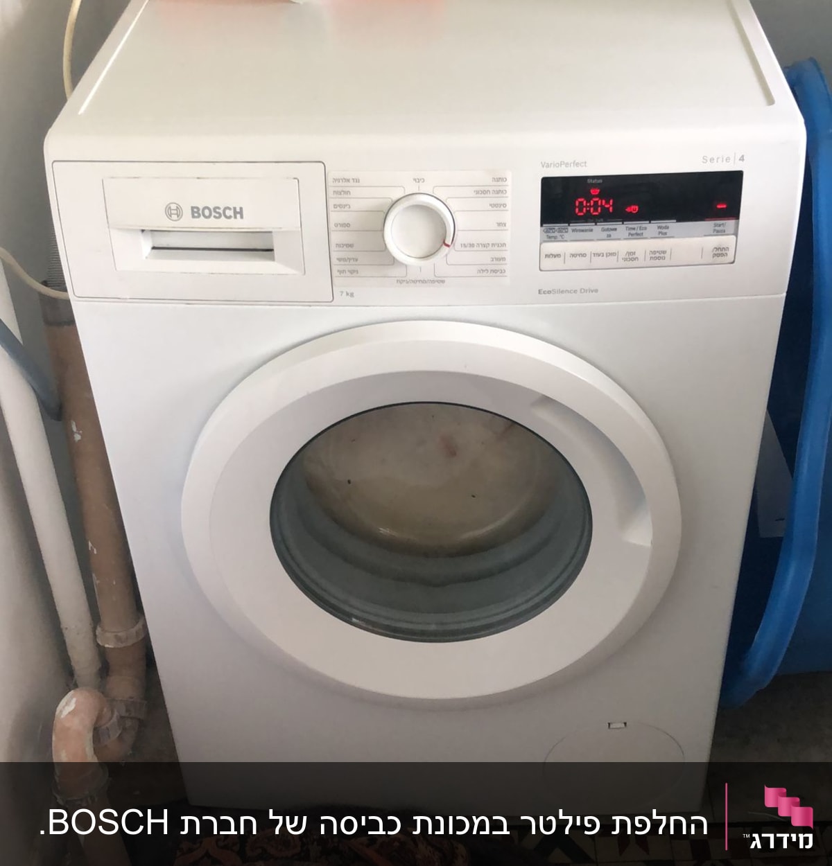 מכונת כביסה עם כבל מאריך כתום על גבי המכונה